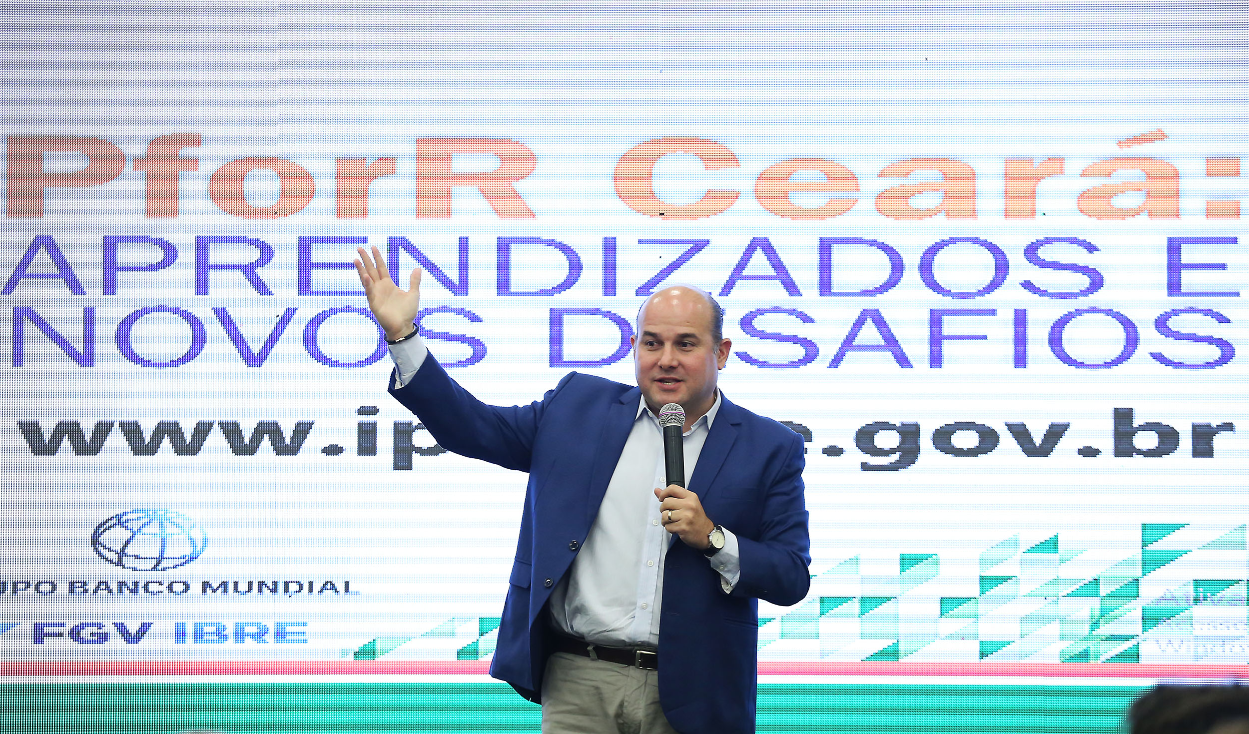 prefeito roberto cláudio discursa em um palco